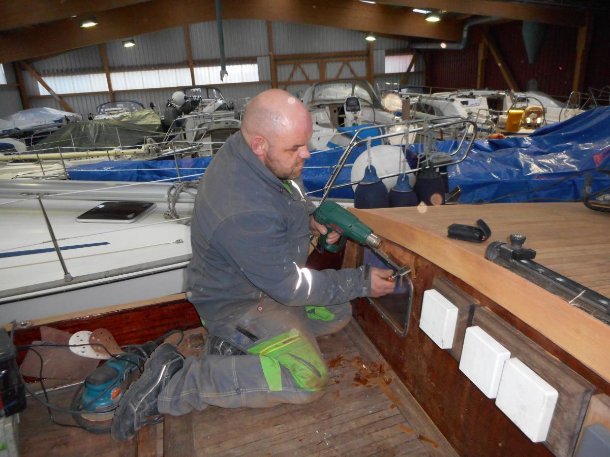 Krzysztof Samsel przy pracy na jachcie